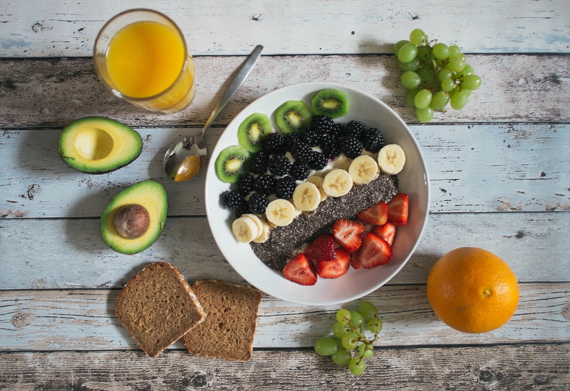 Sportler mit ausgewogener Mahlzeit